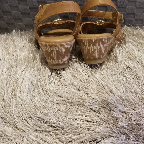 Authentic Michael Kors toddler wedged sandals - Picture 5 of 7